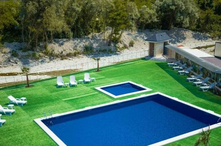 Отель «Ревю»