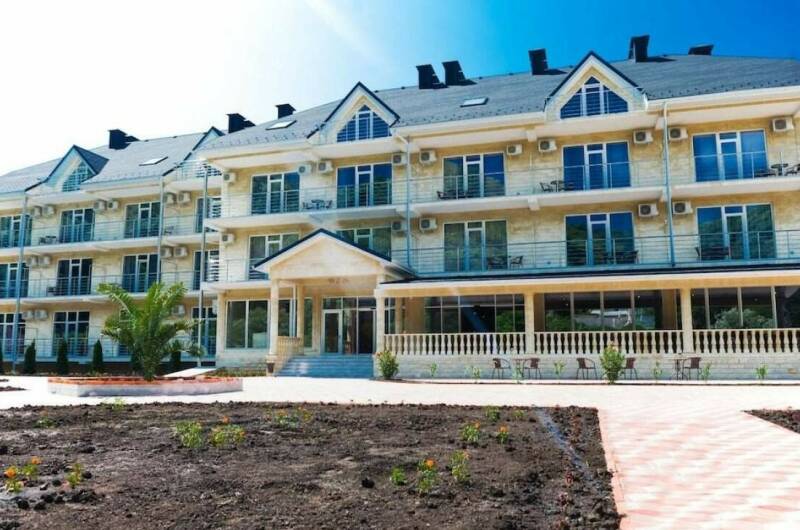 Отель «Ревю»