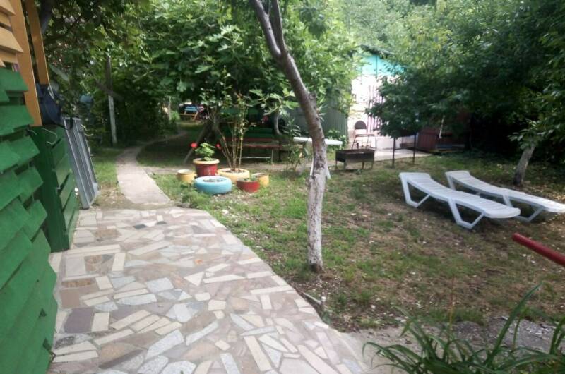 Бабушкин дом в зеленом саду