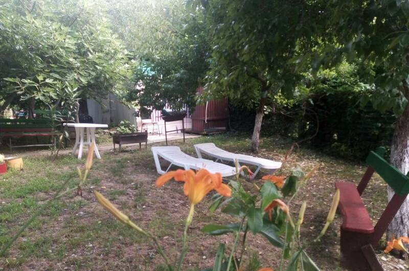 Бабушкин дом в зеленом саду