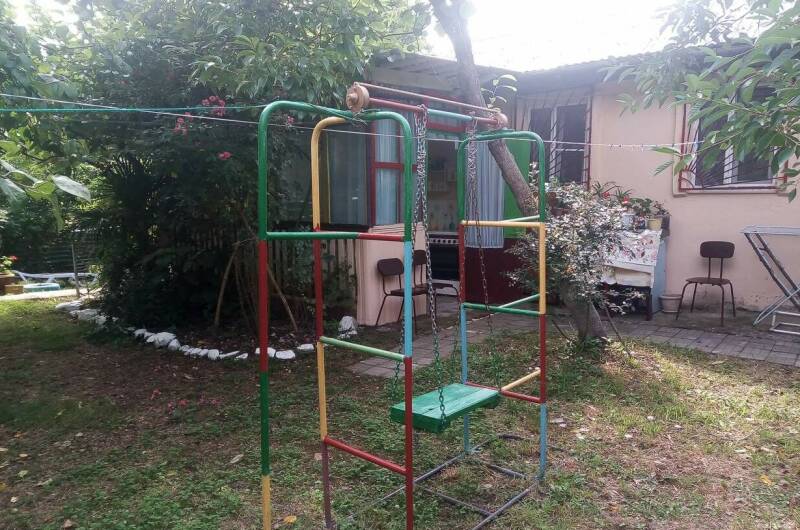 Бабушкин дом в зеленом саду