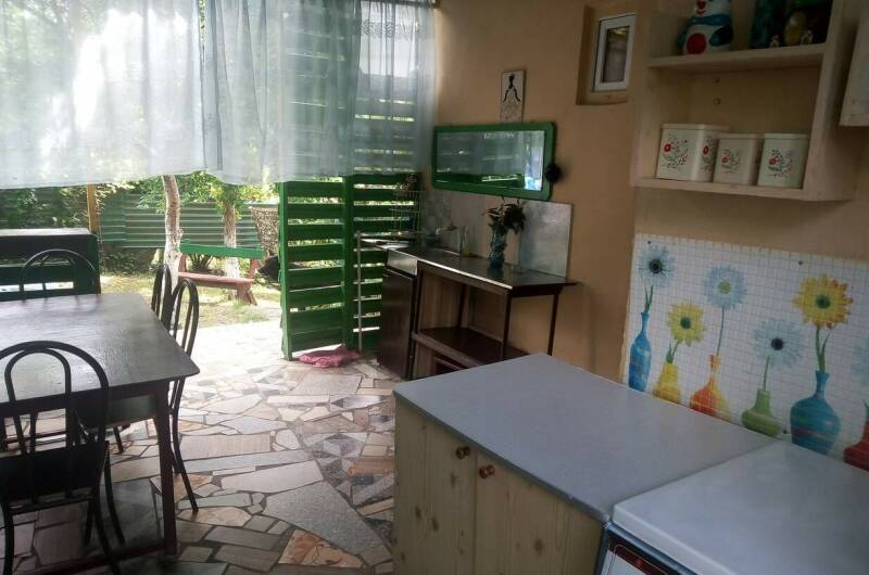 Бабушкин дом в зеленом саду