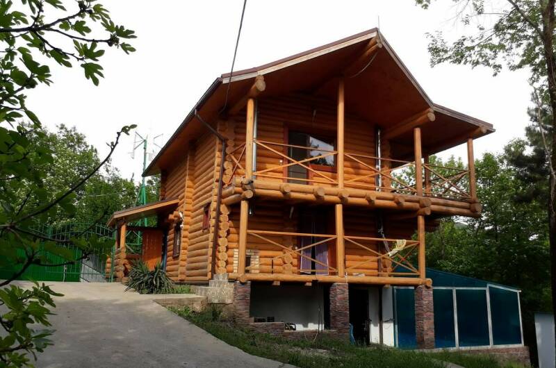 Бревенчатый дом в лесу у моря