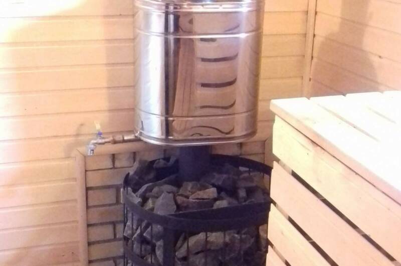 Бревенчатый дом в лесу у моря