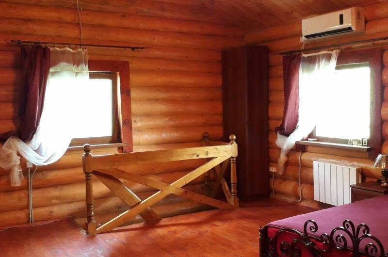 Бревенчатый дом в лесу у моря