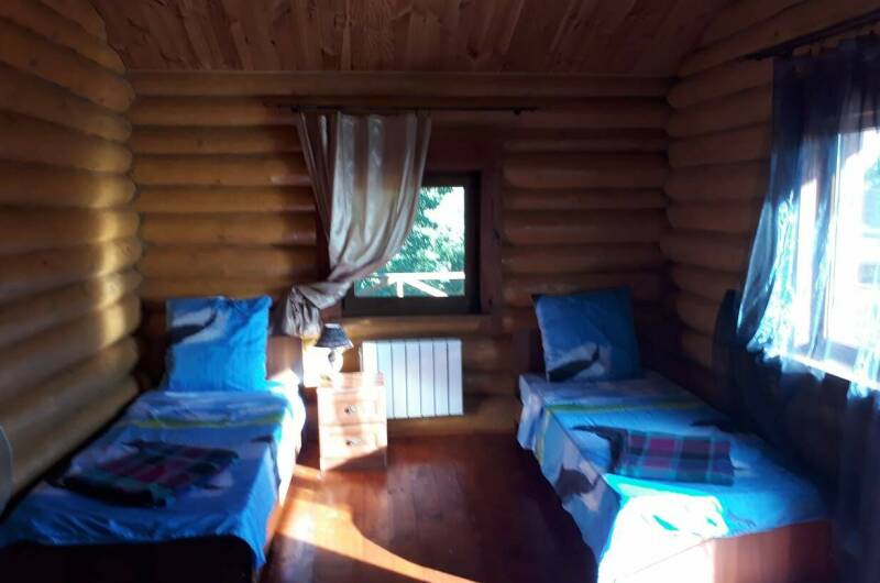 Бревенчатый дом в лесу у моря