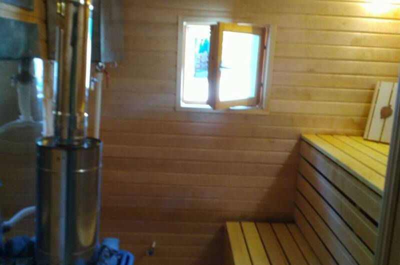 Бревенчатый дом в лесу у моря