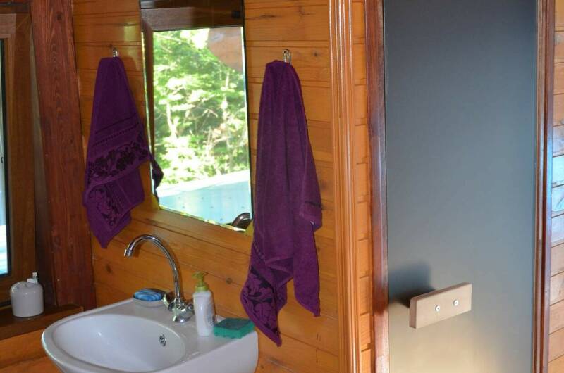 Бревенчатый дом в лесу у моря