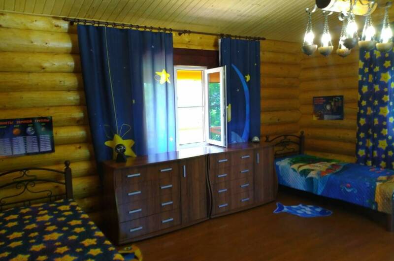 Бревенчатый дом в лесу у моря